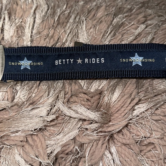 Betty Rides Blue Snowboarding Belt - Picture 3 of 4